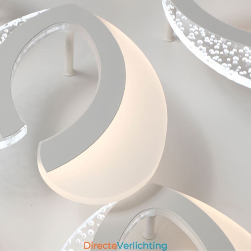 Moderne eenvoudige plafondlamp in de vorm van een hart van acryl
