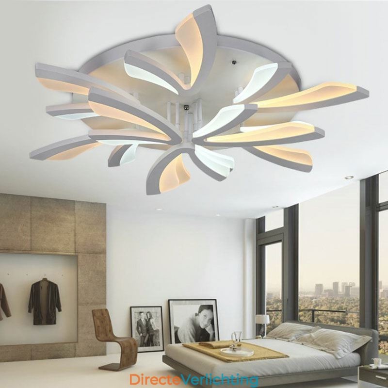 Moderne plafondlamp in de vorm van een paardenbloem