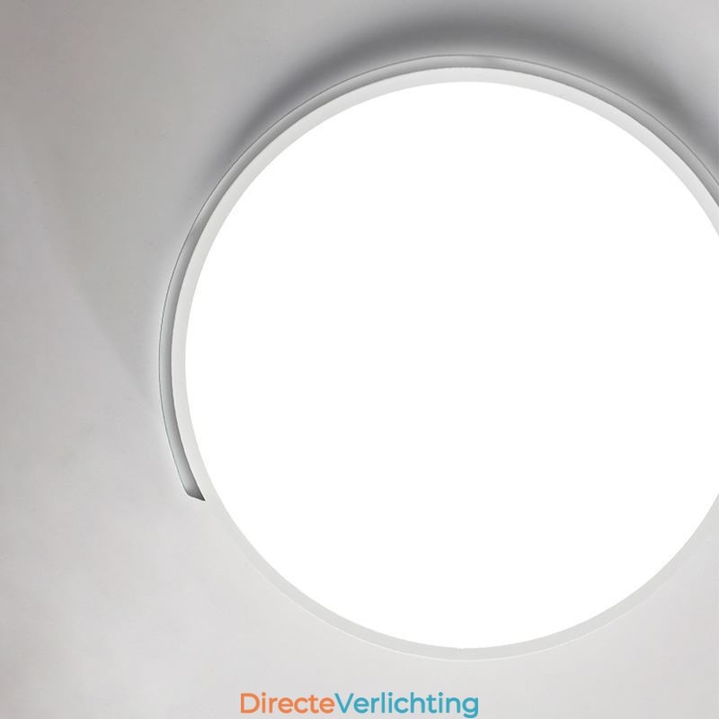 Moderne eenvoudige plafondlamp met ronde inbouwmontage