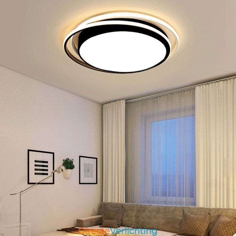 Moderne eenvoudige plafondlamp met geometrische montage, vierkant frame en lamplicht