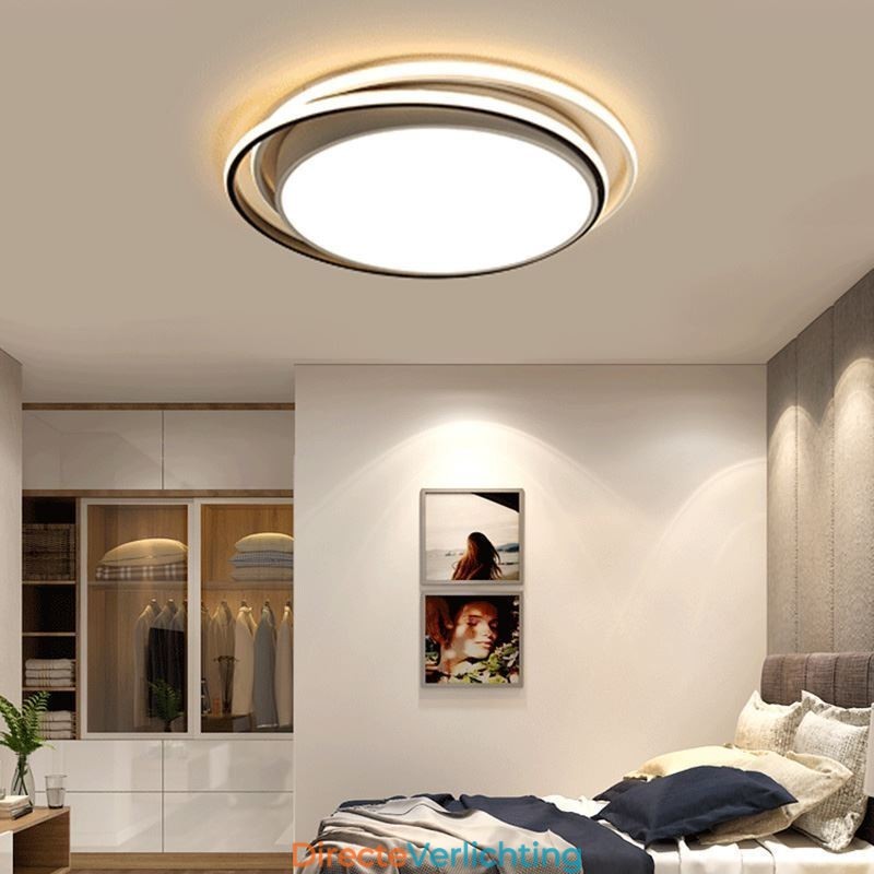 Moderne eenvoudige plafondlamp met geometrische montage, vierkant frame en lamplicht