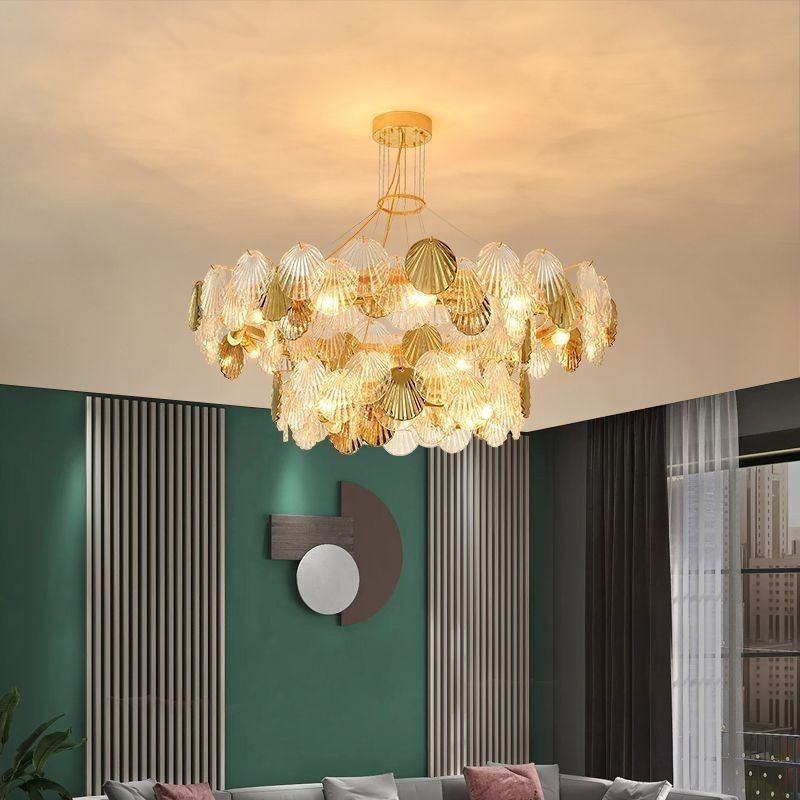 Moderne kroonluchter met schelpglasverlichting voor in de eetkamer