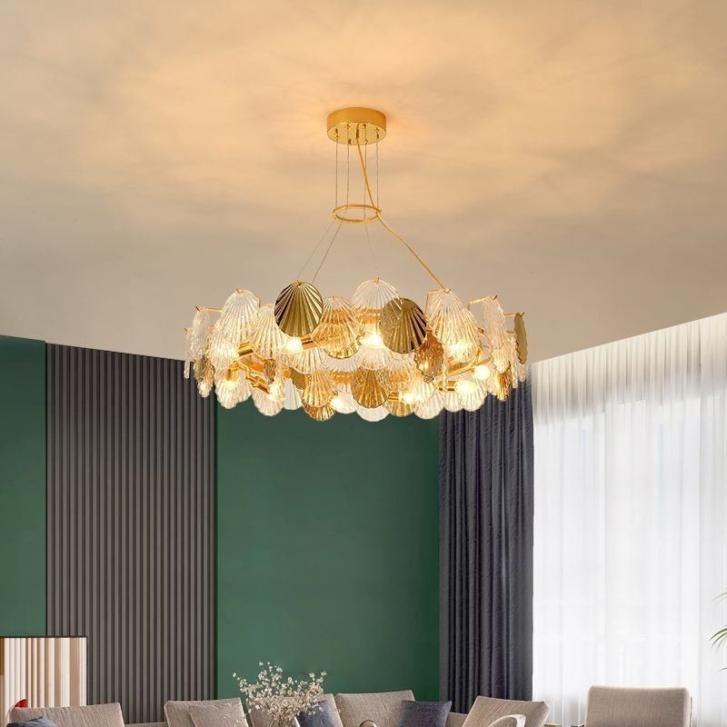 Moderne kroonluchter met schelpglasverlichting voor in de eetkamer