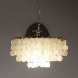Hanglamp in de vorm van een Europese schelp