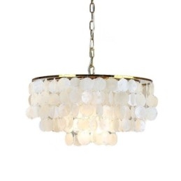 Hanglamp in de vorm van een Europese schelp