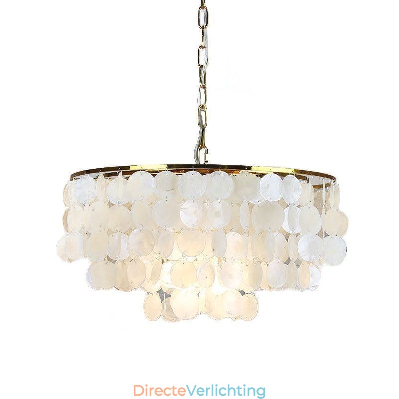 Hanglamp in de vorm van een Europese schelp