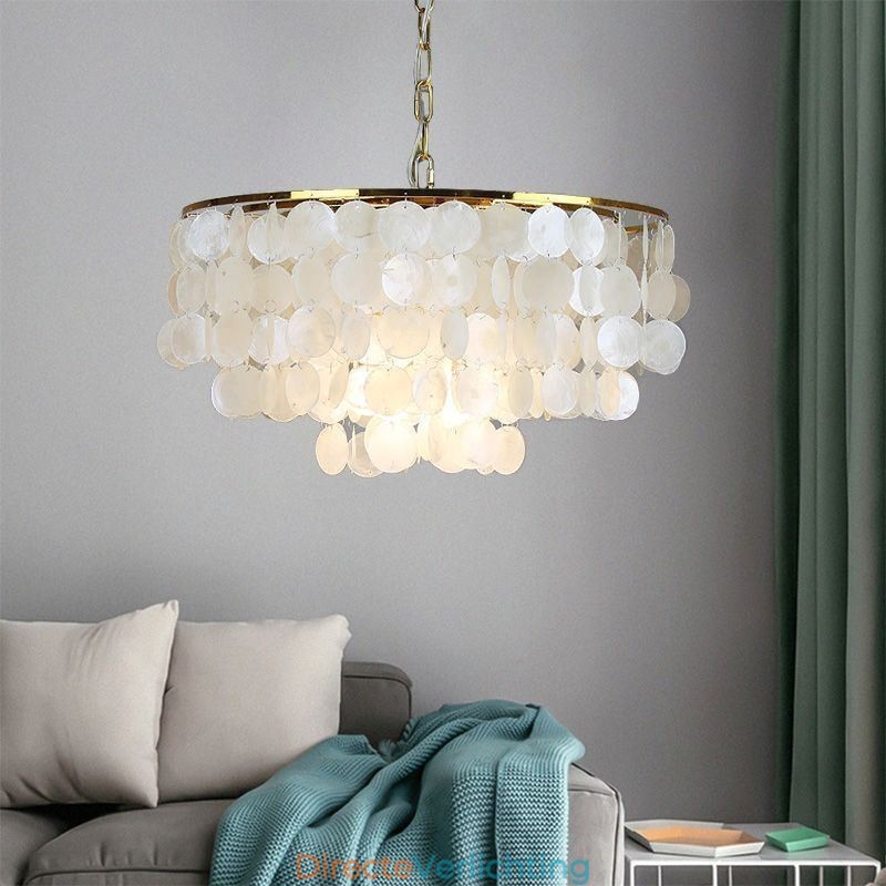 Hanglamp in de vorm van een Europese schelp