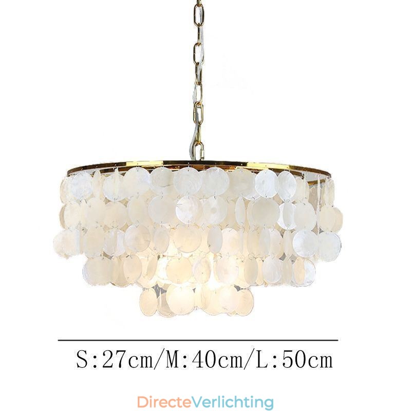 Hanglamp in de vorm van een Europese schelp
