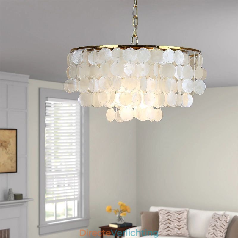Hanglamp in de vorm van een Europese schelp