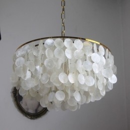 Hanglamp in de vorm van een Europese schelp