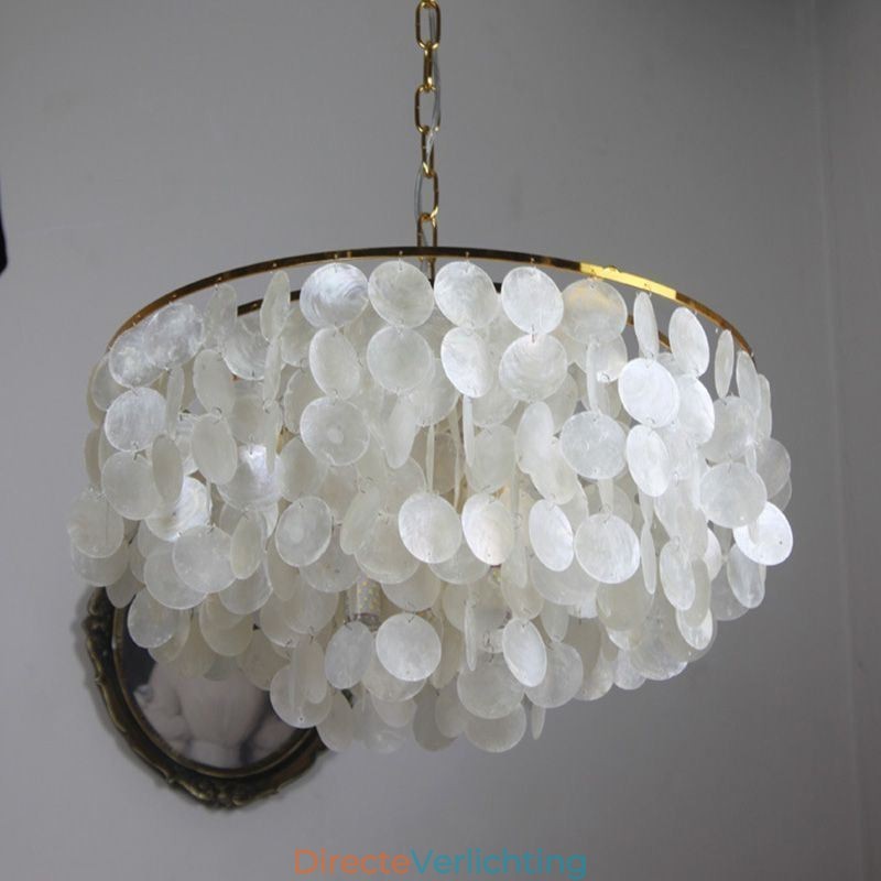 Hanglamp in de vorm van een Europese schelp