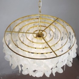 Hanglamp in de vorm van een Europese schelp