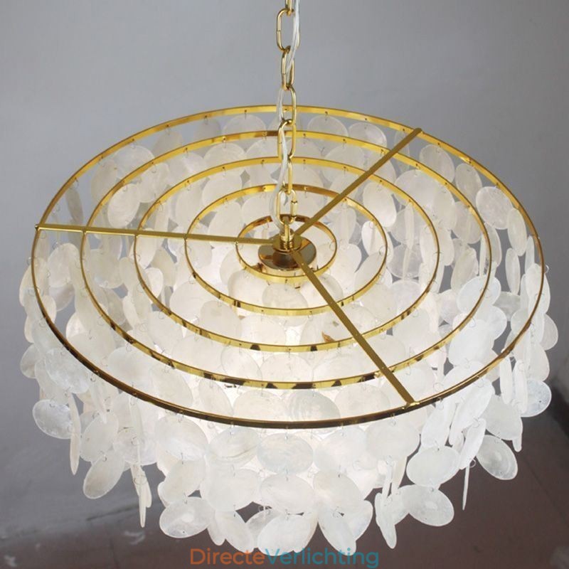 Hanglamp in de vorm van een Europese schelp