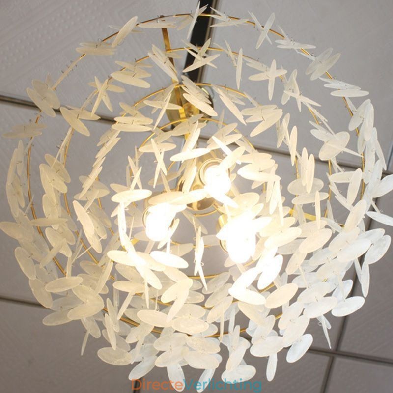 Hanglamp in de vorm van een Europese schelp