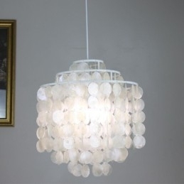 Moderne klassieke hanglamp met witte schelpenkap