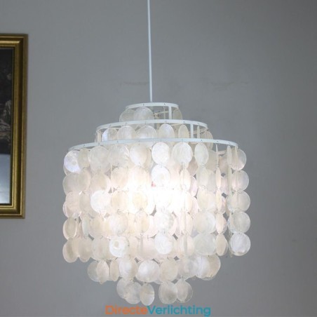 Moderne klassieke hanglamp met witte schelpenkap Moderne klassieke hanglamp met witte schelpenkap