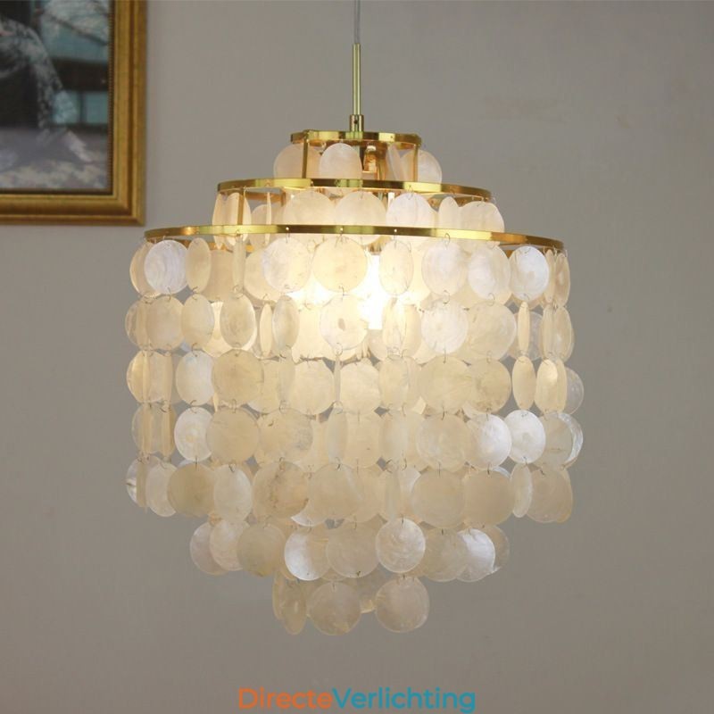 Moderne klassieke hanglamp met witte schelpenkap