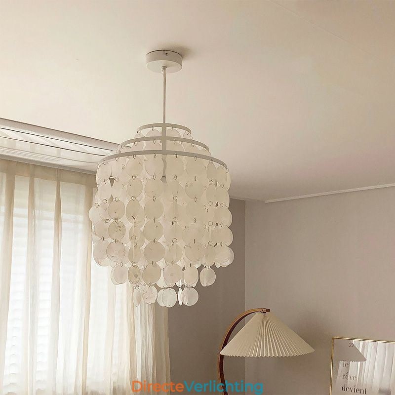 Moderne klassieke hanglamp met witte schelpenkap