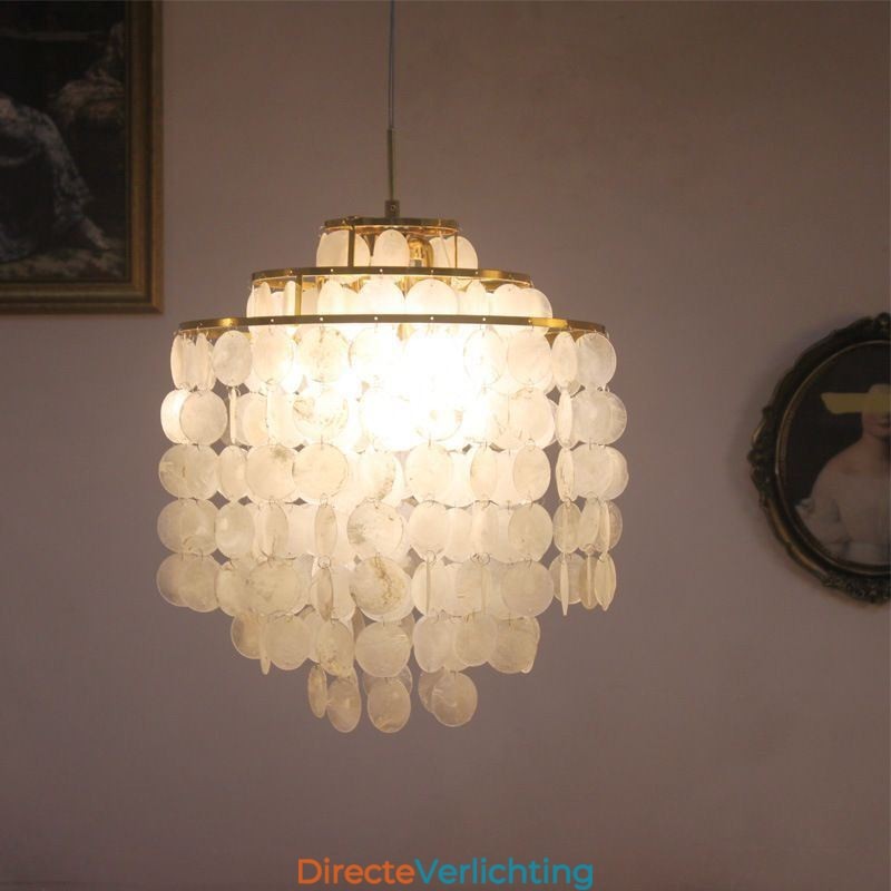 Moderne klassieke hanglamp met witte schelpenkap