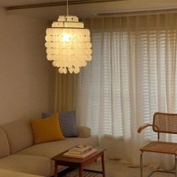 Moderne klassieke hanglamp met witte schelpenkap