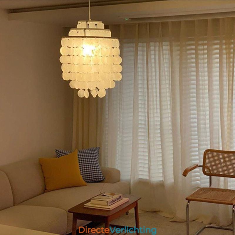 Moderne klassieke hanglamp met witte schelpenkap