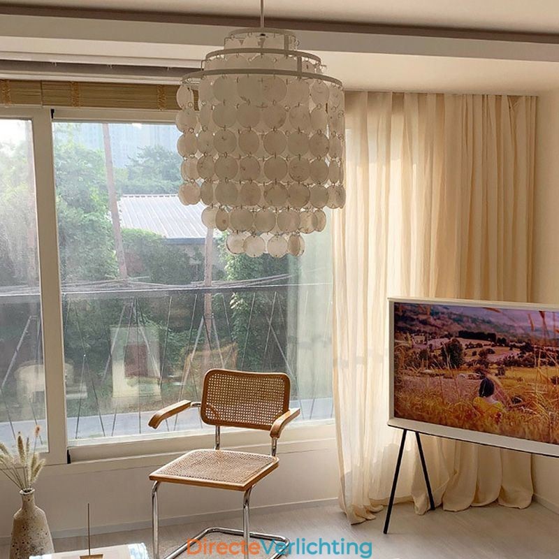 Moderne klassieke hanglamp met witte schelpenkap