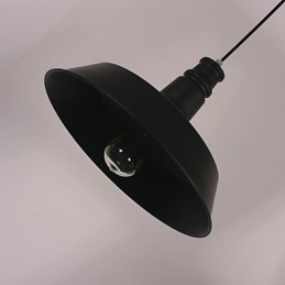 Zwarte moderne hanglamp in cirkelvormige lampenkap