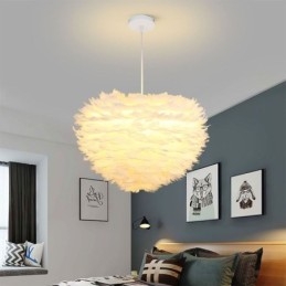 Mooie decoratieve hanglamp in de vorm van een veer