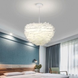 Mooie decoratieve hanglamp in de vorm van een veer