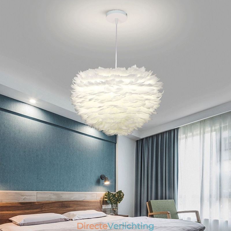 Mooie decoratieve hanglamp in de vorm van een veer