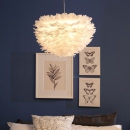 Mooie decoratieve hanglamp in de vorm van een veer