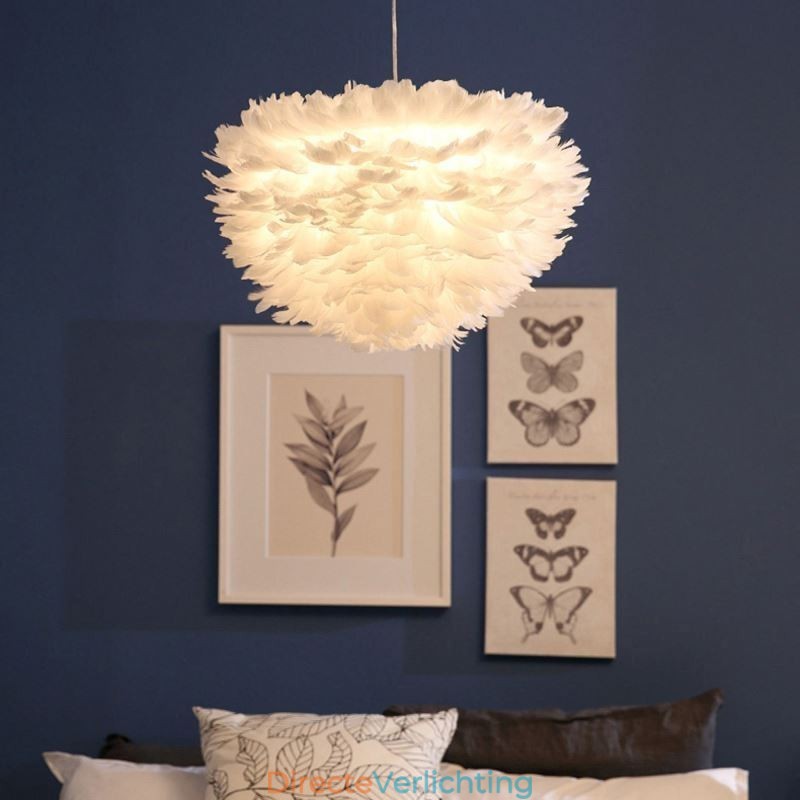 Mooie decoratieve hanglamp in de vorm van een veer