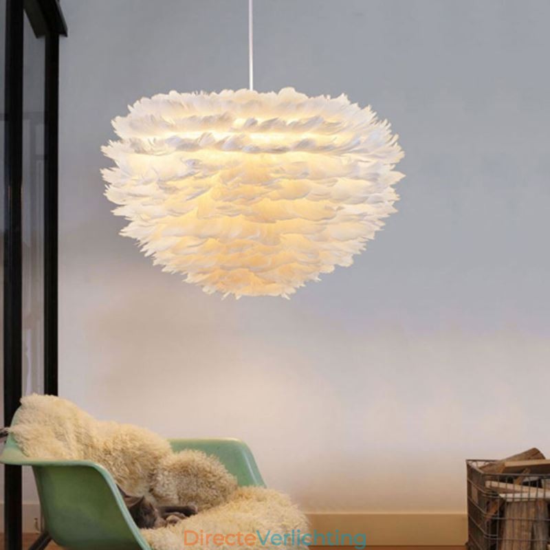 Mooie decoratieve hanglamp in de vorm van een veer