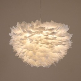 Mooie decoratieve hanglamp in de vorm van een veer