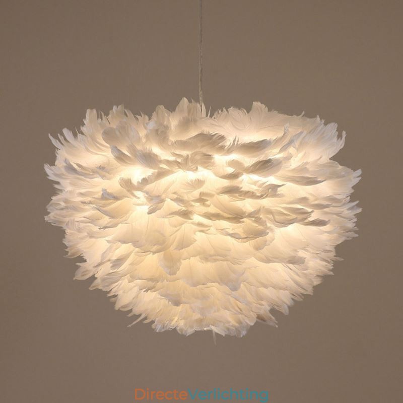 Mooie decoratieve hanglamp in de vorm van een veer