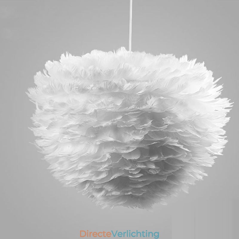 Mooie decoratieve hanglamp in de vorm van een veer