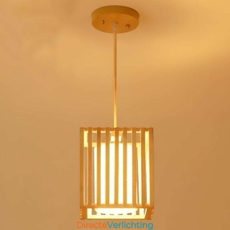 Minimalistische hanglamp in de vorm van een houten kooi