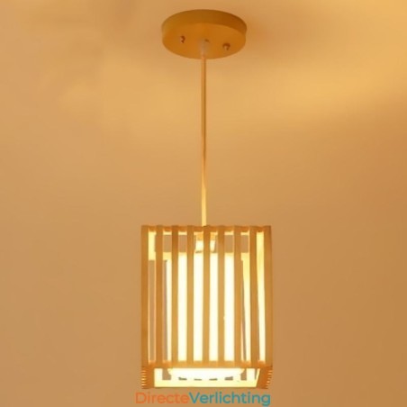 Minimalistische hanglamp in de vorm van een houten kooi Minimalistische hanglamp in de vorm van een houten kooi