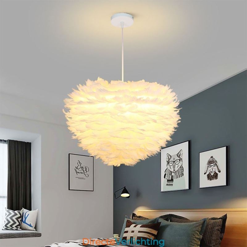 Mooie decoratieve hanglamp in de vorm van een veer