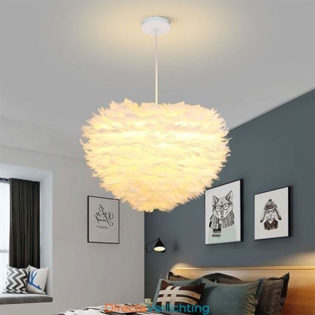 Mooie decoratieve hanglamp in de vorm van een veer Mooie decoratieve hanglamp in de vorm van een veer