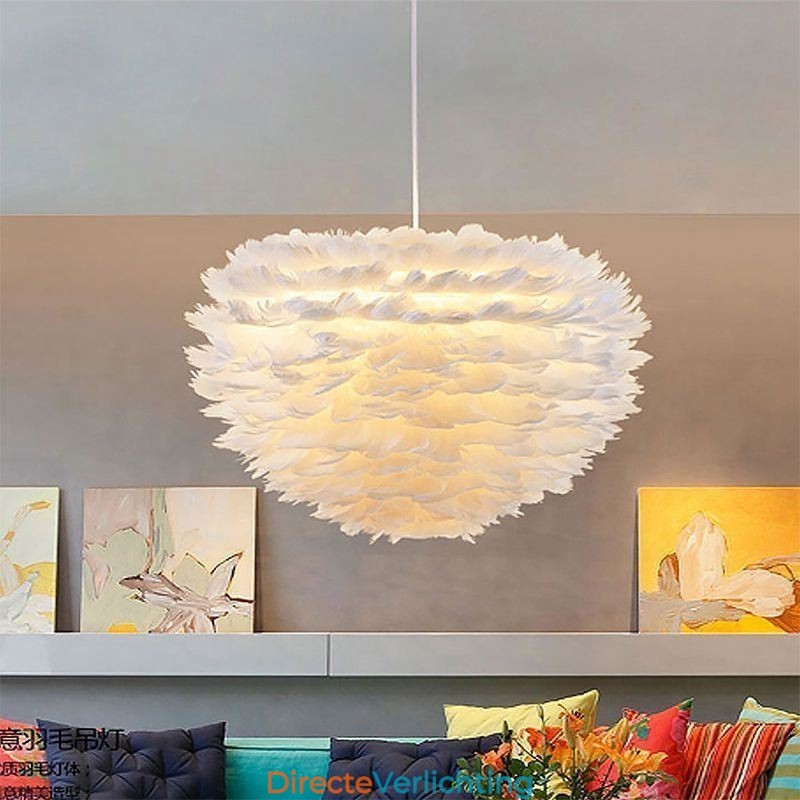 Mooie decoratieve hanglamp in de vorm van een veer