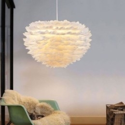 Mooie decoratieve hanglamp in de vorm van een veer