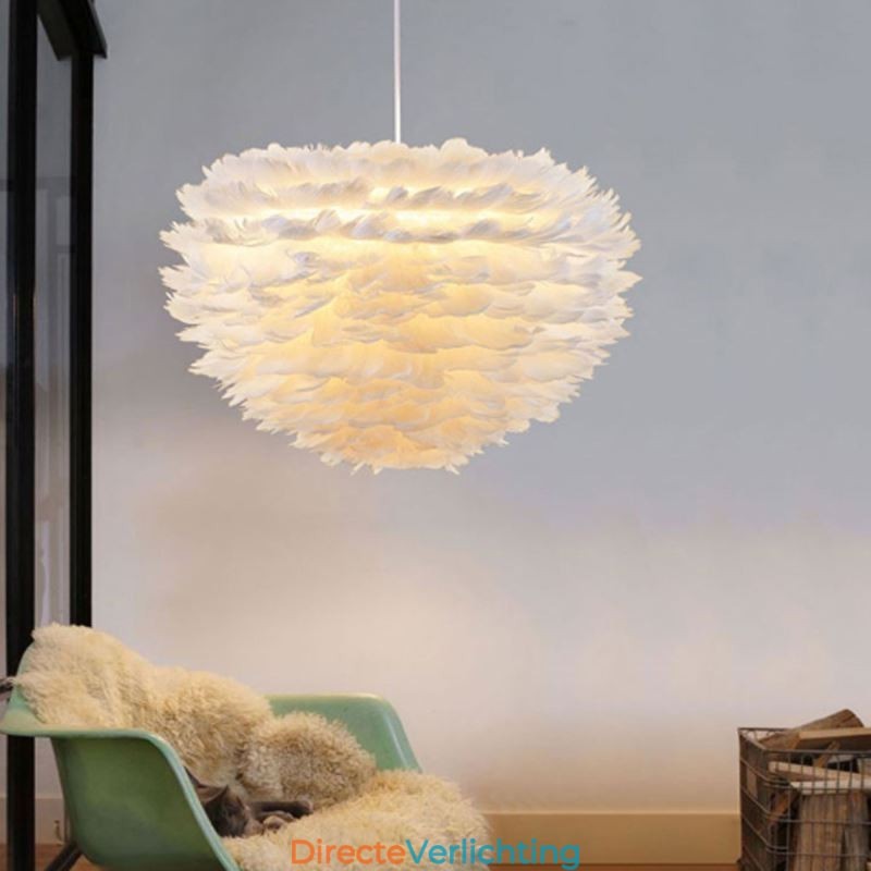 Mooie decoratieve hanglamp in de vorm van een veer