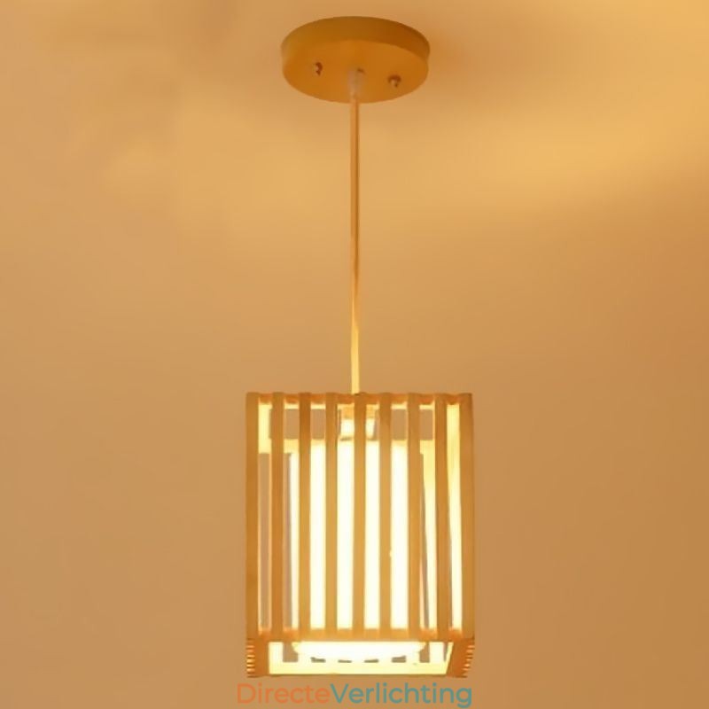 Minimalistische hanglamp in de vorm van een houten kooi