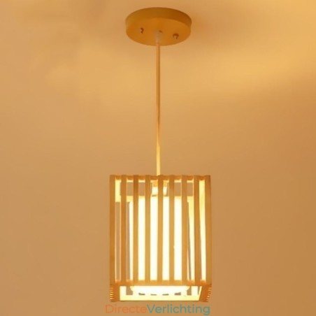 Minimalistische hanglamp in de vorm van een houten kooi Minimalistische hanglamp in de vorm van een houten kooi