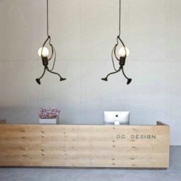 Moderne eenvoudige hanglamp in de vorm van een kleine man, creatief licht