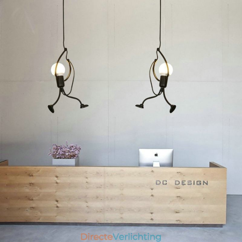 Moderne eenvoudige hanglamp in de vorm van een kleine man, creatief licht