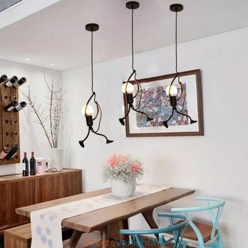 Moderne eenvoudige hanglamp in de vorm van een kleine man, creatief licht