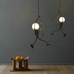 Moderne eenvoudige hanglamp in de vorm van een kleine man, creatief licht