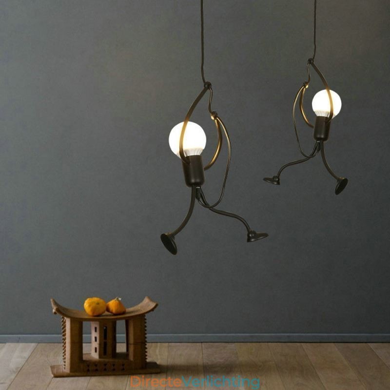 Moderne eenvoudige hanglamp in de vorm van een kleine man, creatief licht
